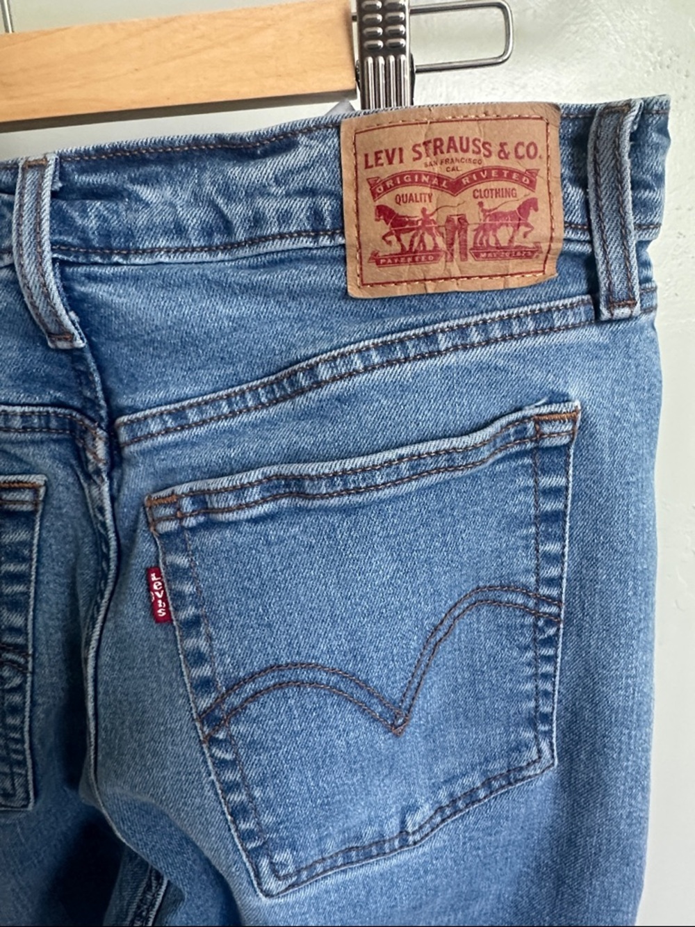 Levi's Women's Wedgie Straight Jeans | Size 31 - Picture 8 of 9